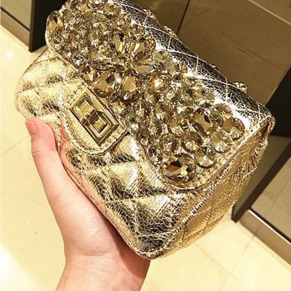 Elegant Gold Quilted Women's Bag - Picture 6 of 13